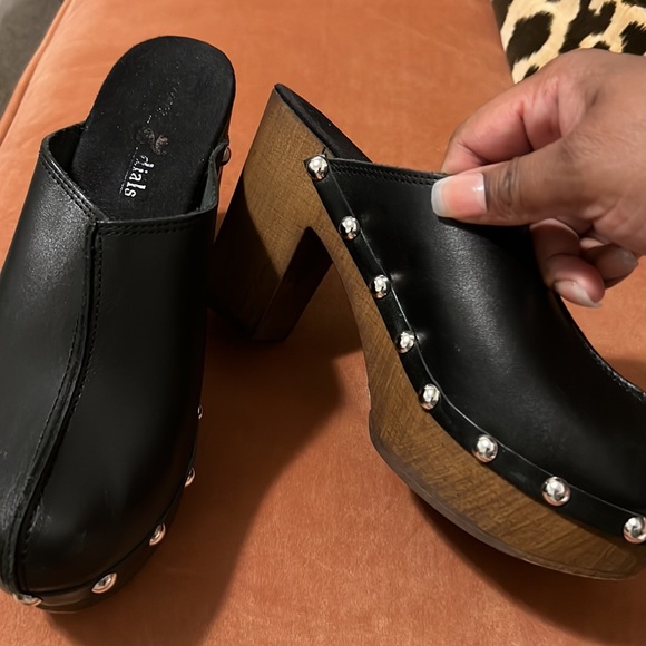 Clogs - Picture 5 of 9